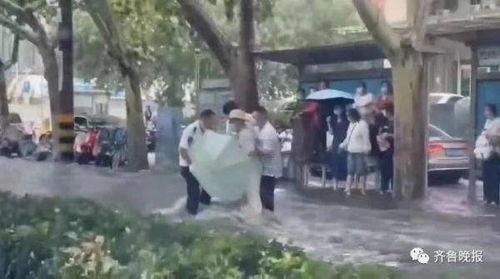 广场老年人视频吃瓜,共享夏日悠闲时光