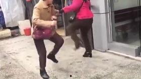 大妈吵架女子吃瓜视频大全,女子吃瓜视频大全，笑料百出！